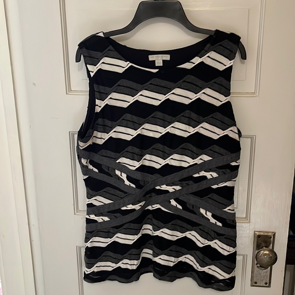 Sleeveless blouse with nice pattern